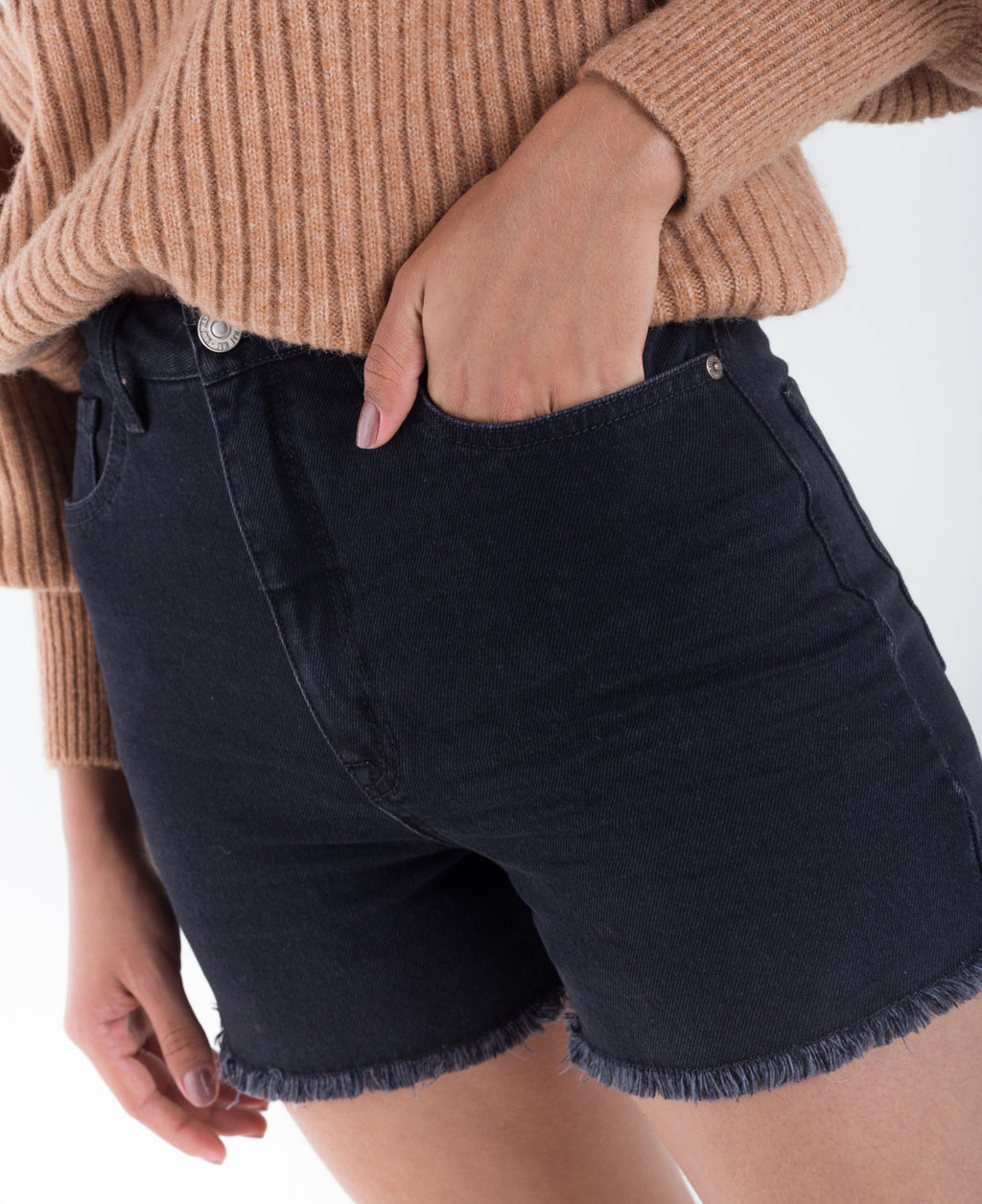 Short para mujer negro con ruedo desflecado en mezcla de algodón reciclado - Negro 14_451D303_A02759_0
