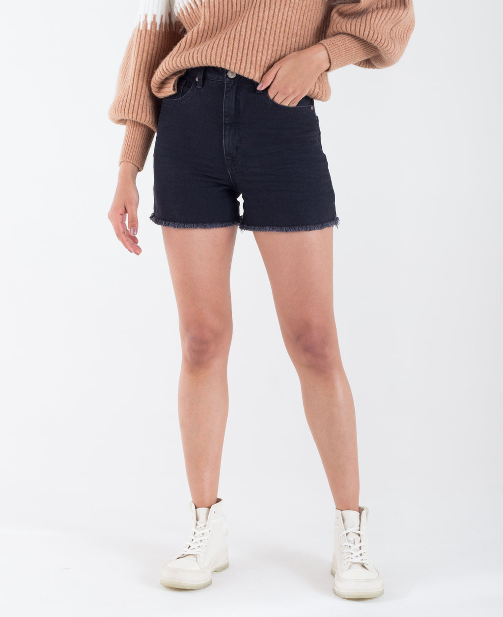 Short para mujer negro con ruedo desflecado en mezcla de algodón reciclado - Negro 14_451D303_A02759_3