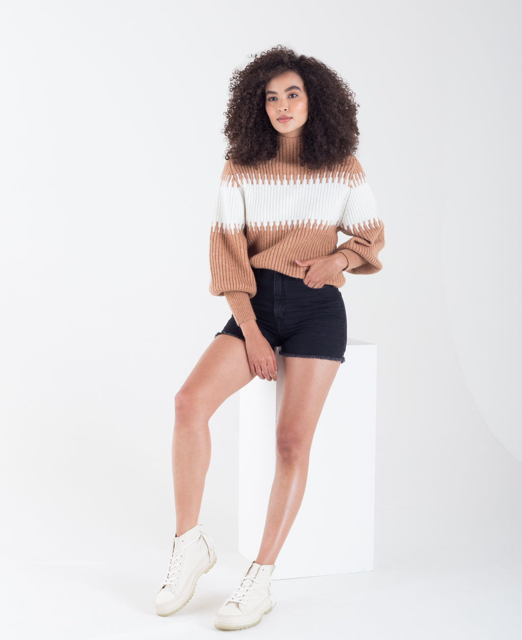 Short para mujer negro con ruedo desflecado en mezcla de algodón reciclado - Negro 14_451D303_A02759_4