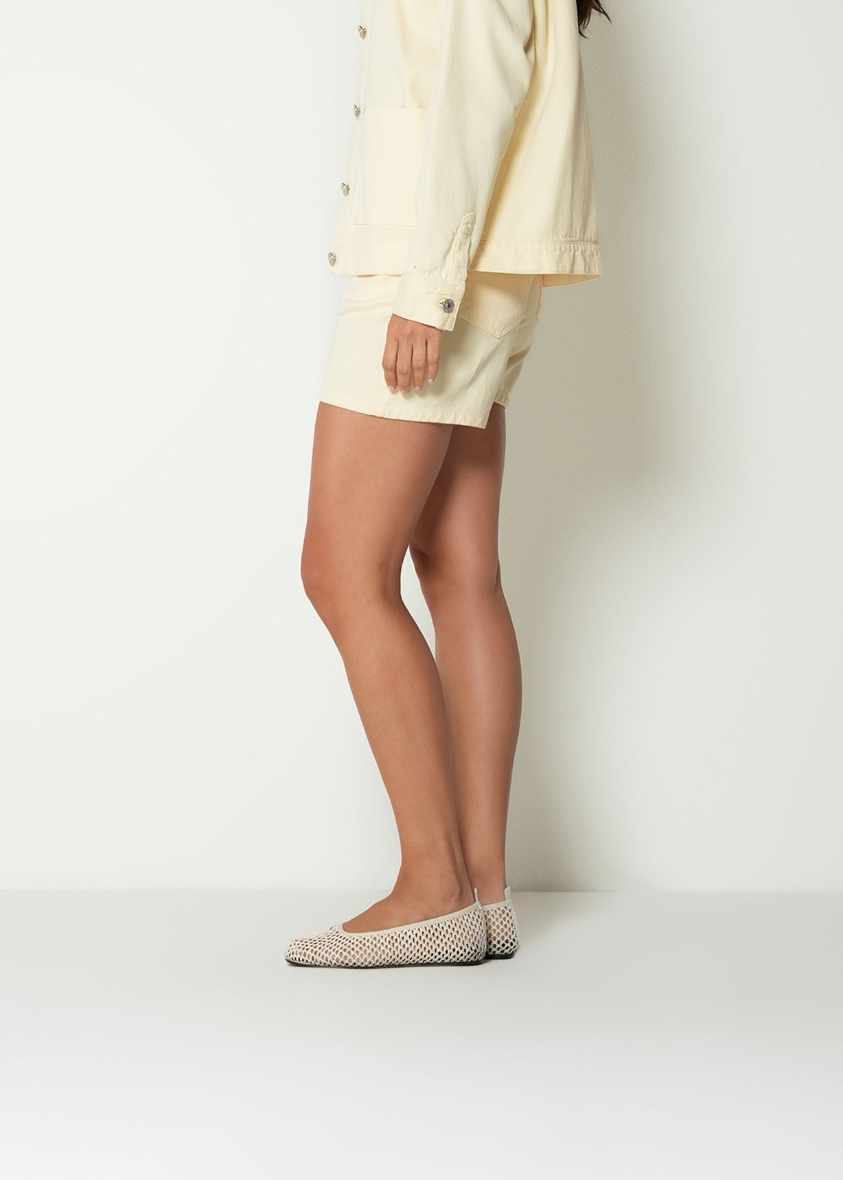 Short denim tiro medio  - Amarillo 14_452H377_AMA120825_5