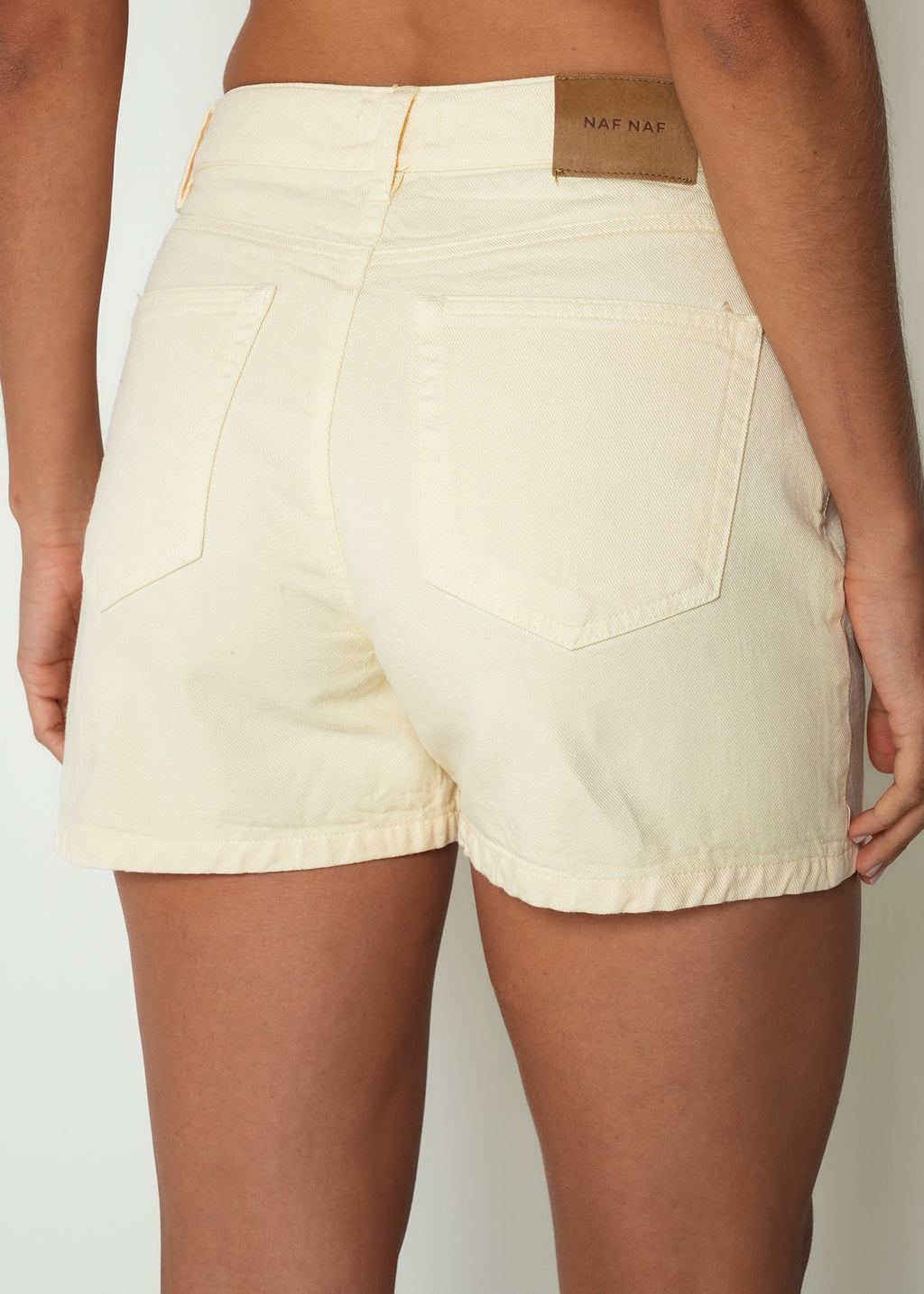 Short denim tiro medio  - Amarillo 14_452H377_AMA120825_6