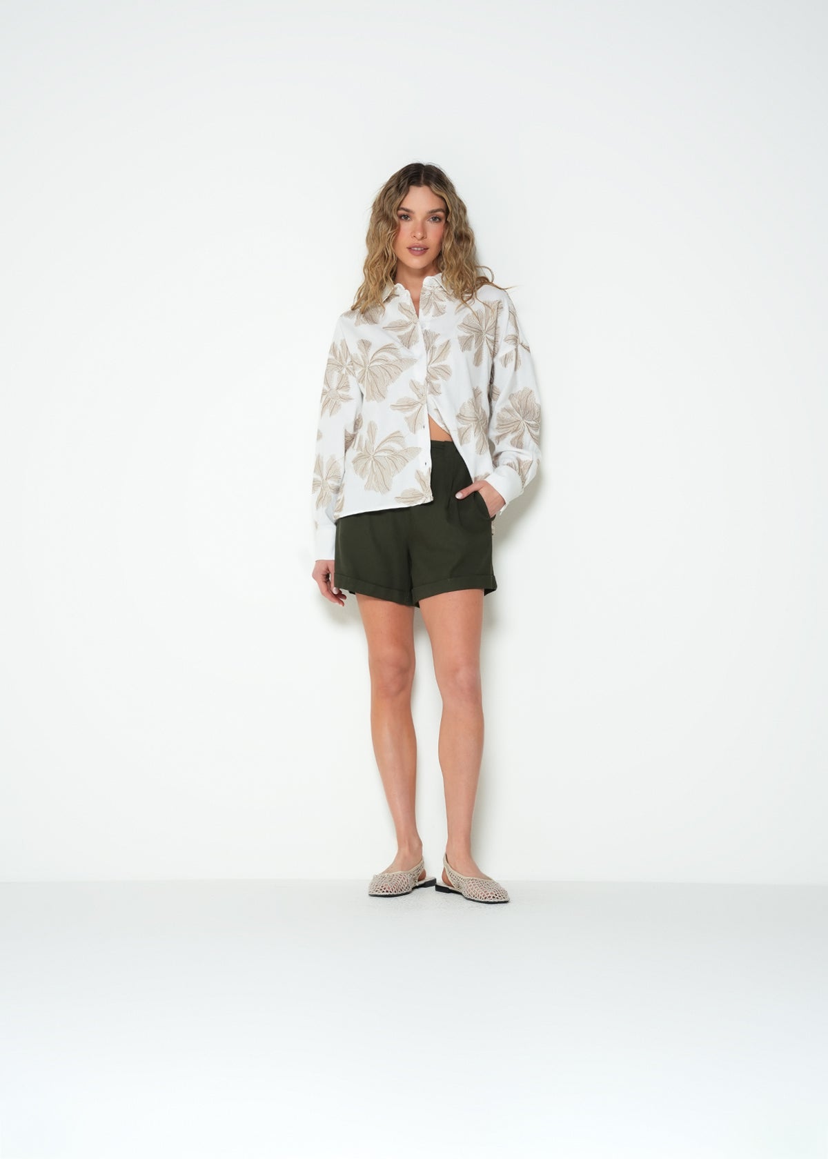 Short tipo lino tiro medio liso - Verde 14_453H327_VER190515_0