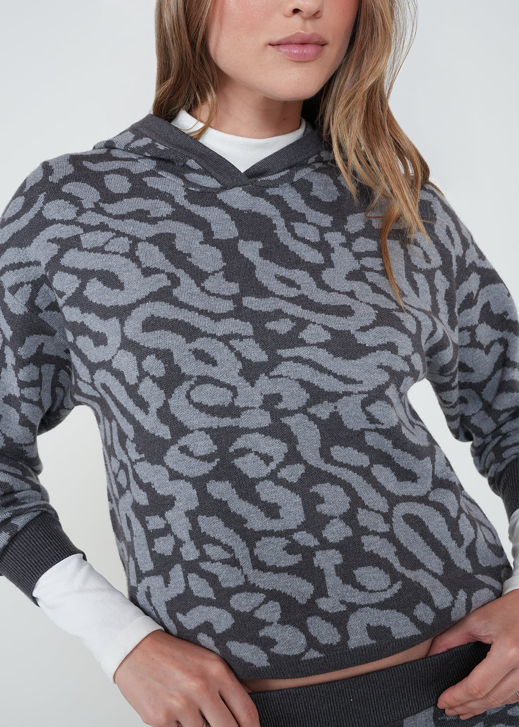 Buzo tejido de animal print - Gris 14_482H029_GRI184005_4