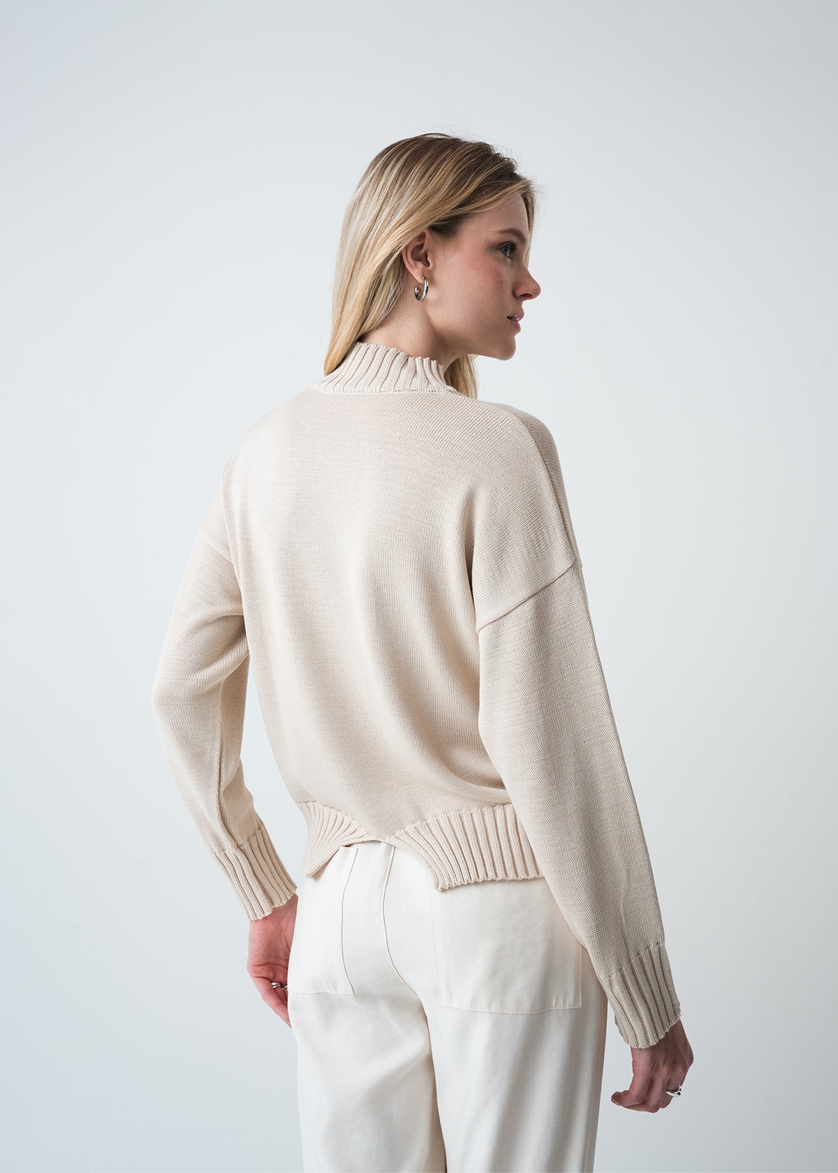 Buzo de tejido de cuello alto - Gris 14_485G067_GRI171312_7