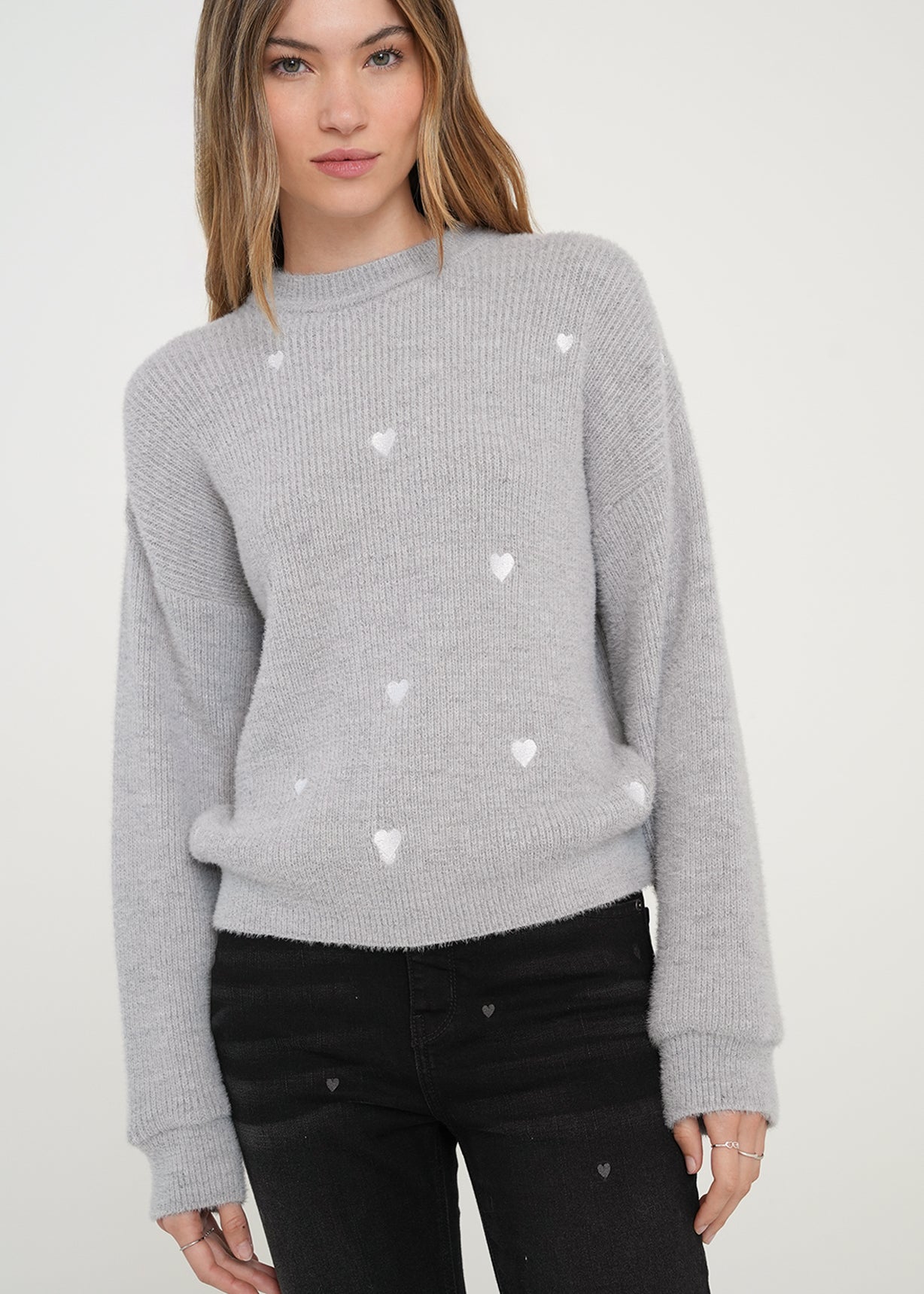 Buzo tejido con corazones - Gris 14_485H004_GRI144202_0