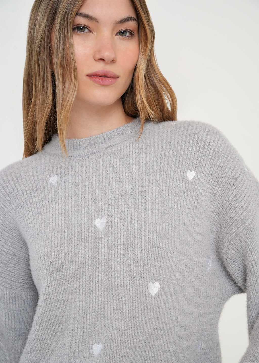Buzo tejido con corazones - Gris 14_485H004_GRI144202_4
