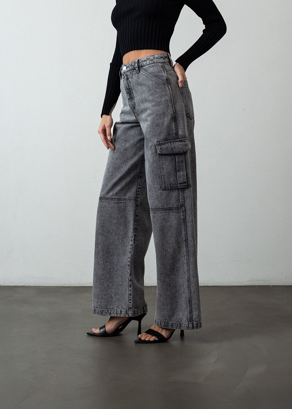 Jean Wide Leg cargo fit tiro alto - Gris 14_491G373_GRI144103_0