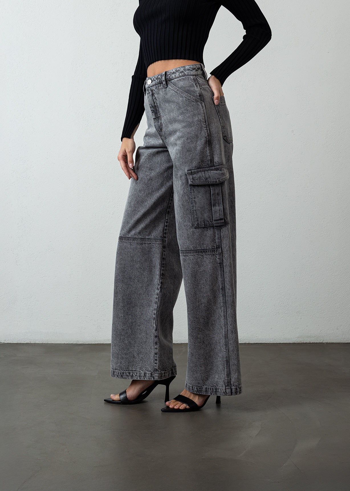 Jean Wide Leg cargo fit tiro alto - Gris 14_491G373_GRI144103_0
