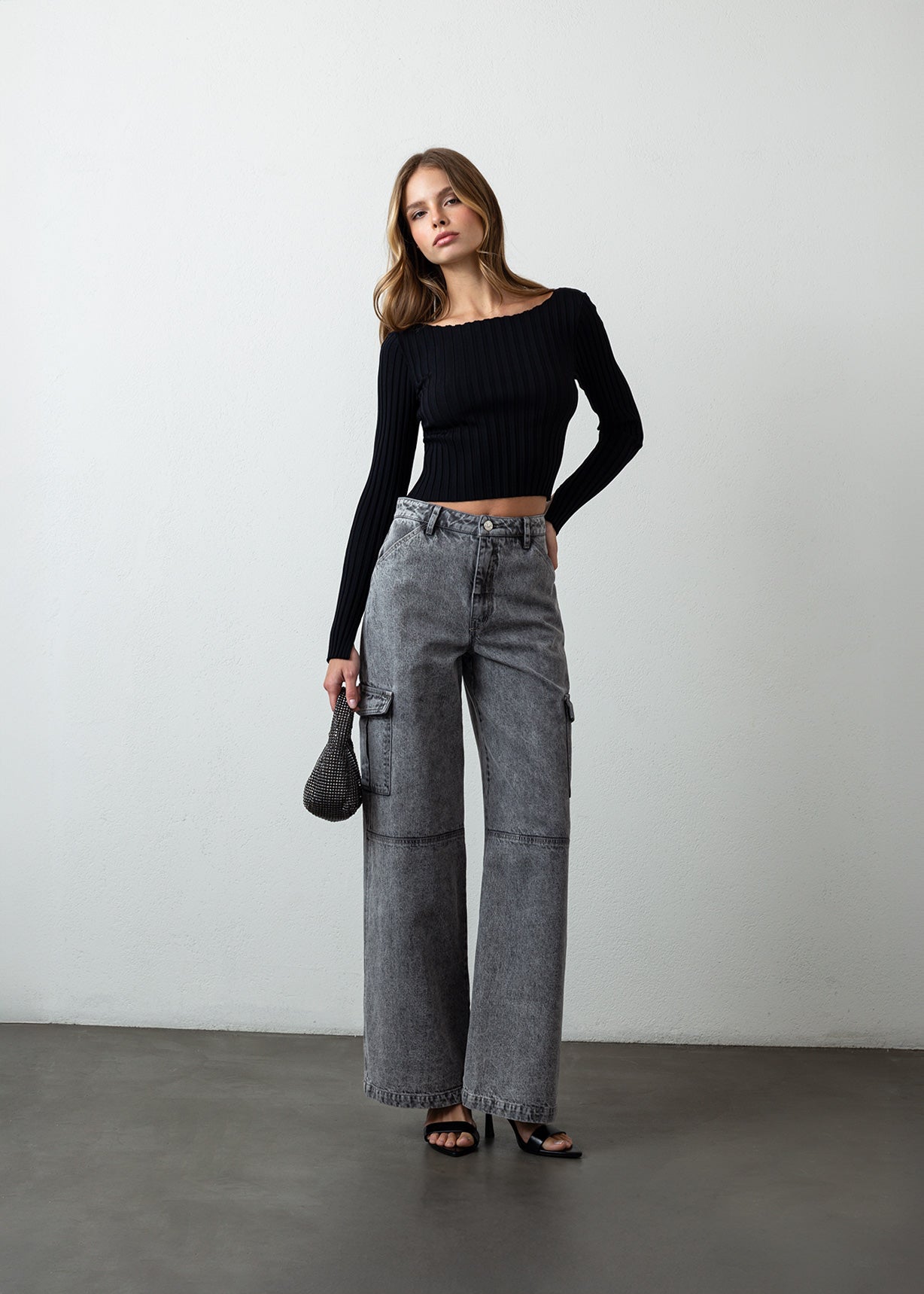 Jean Wide Leg cargo fit tiro alto - Gris 14_491G373_GRI144103_3