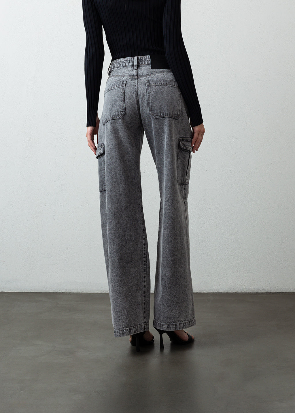 Jean Wide Leg cargo fit tiro alto - Gris 14_491G373_GRI144103_5