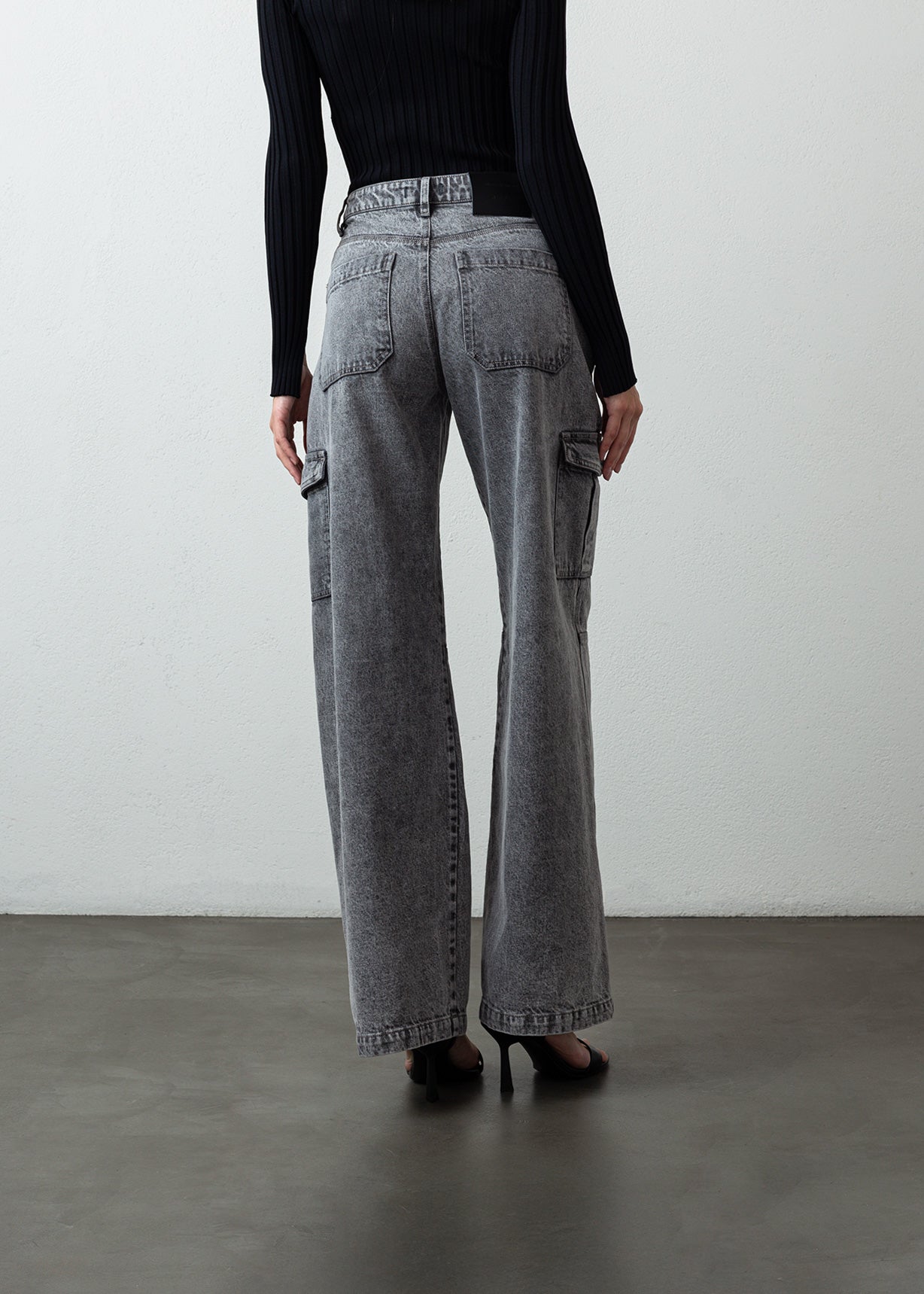 Jean Wide Leg cargo fit tiro alto - Gris 14_491G373_GRI144103_5
