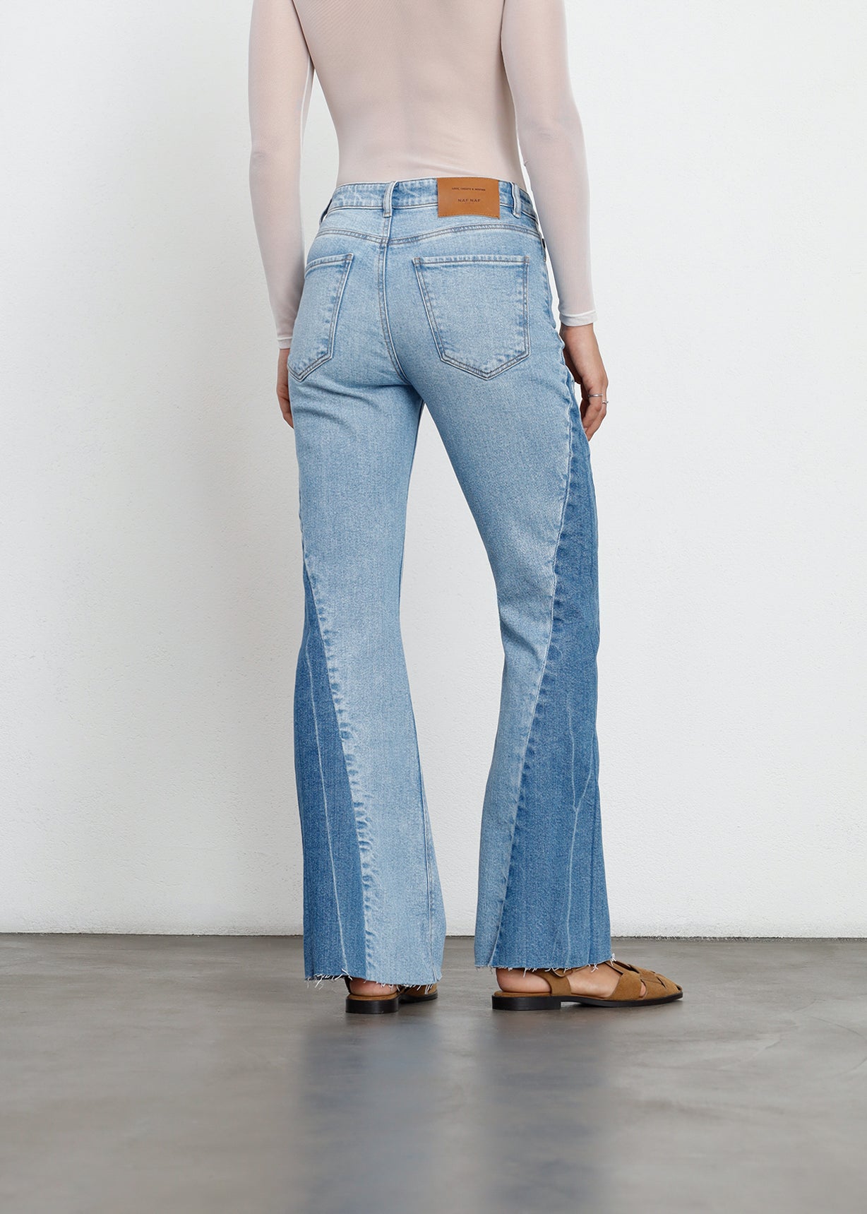 Jean Flare tiro alto con denim en contraste - Azul 14_491H007_AZU183928_7