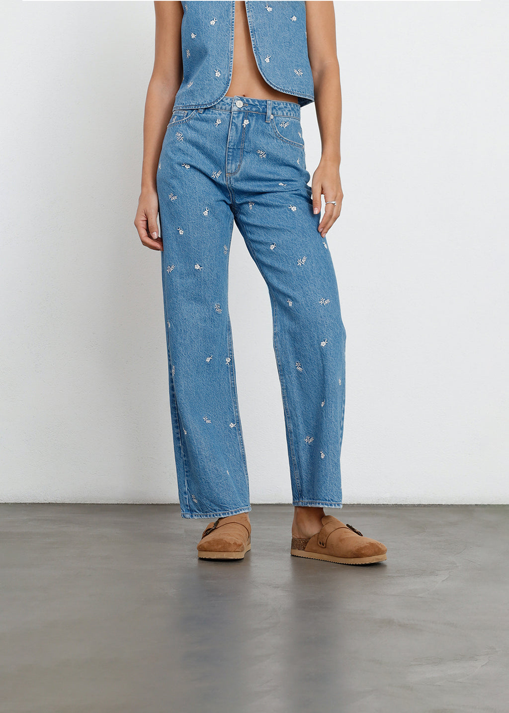 Jean Straight tiro alto con bordados de flores - Azul 14_491H302_AZU183928_0
