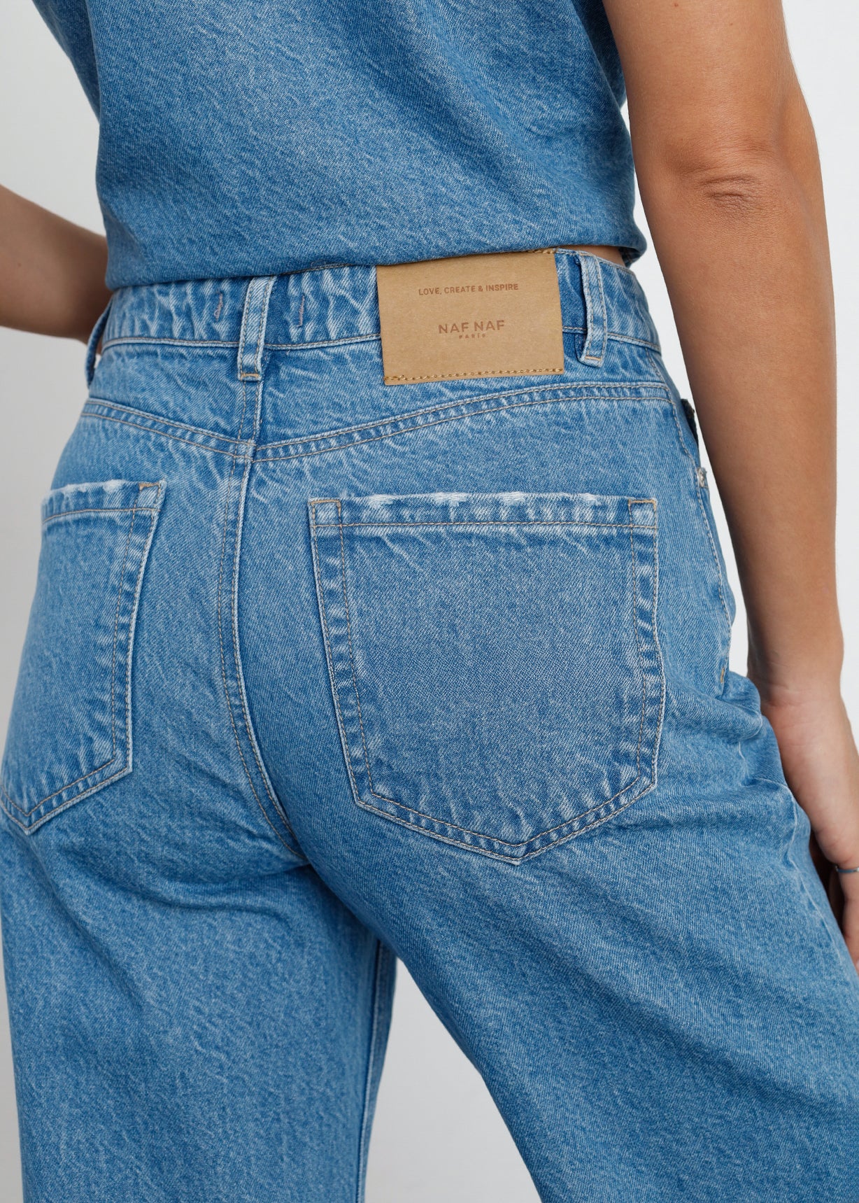 Jean Straight tiro alto con bordados de flores - Azul 14_491H302_AZU183928_4