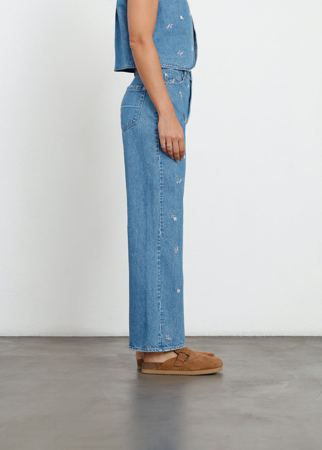 Jean Straight tiro alto con bordados de flores - Azul 14_491H302_AZU183928_5