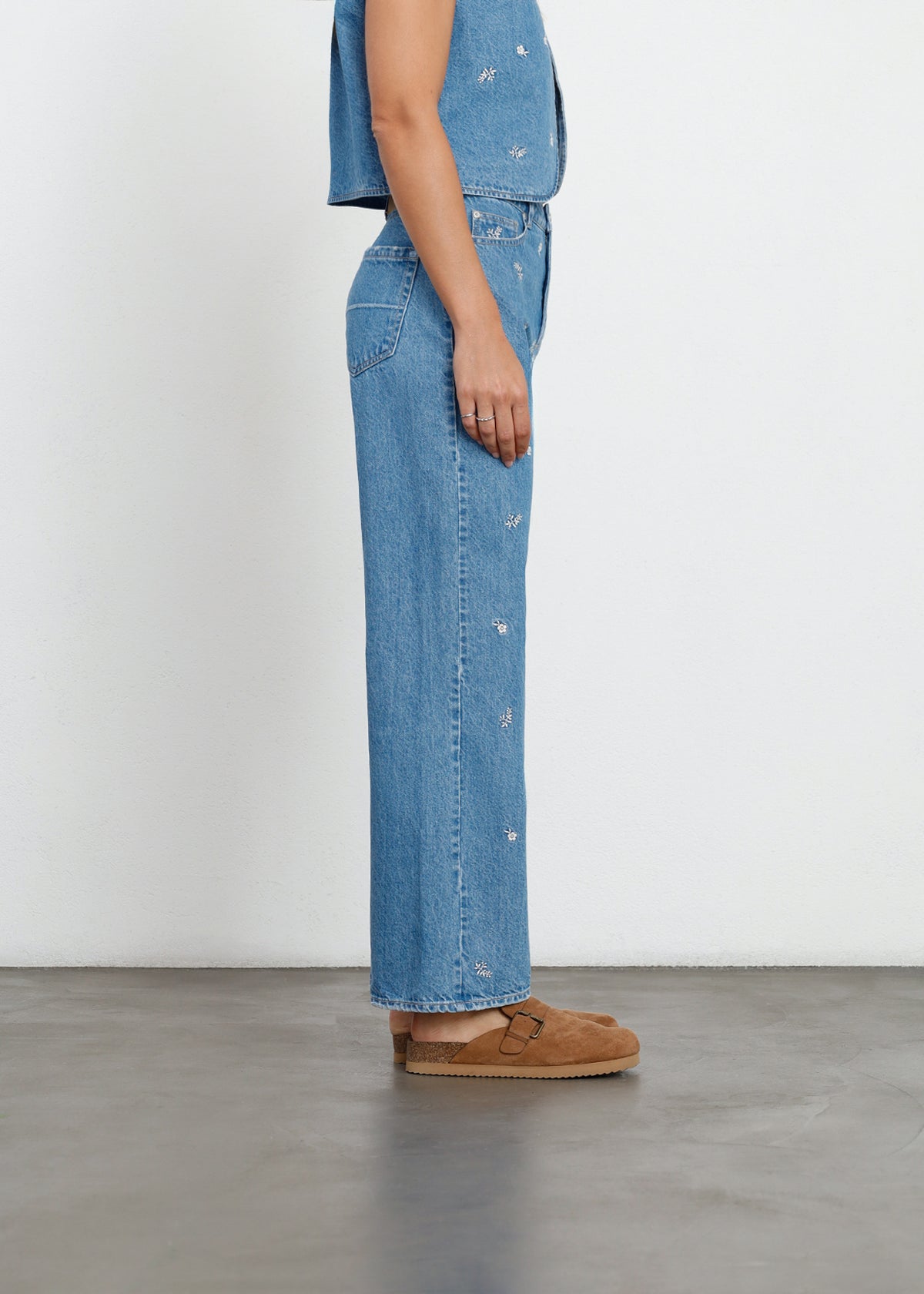 Jean Straight tiro alto con bordados de flores - Azul 14_491H302_AZU183928_5