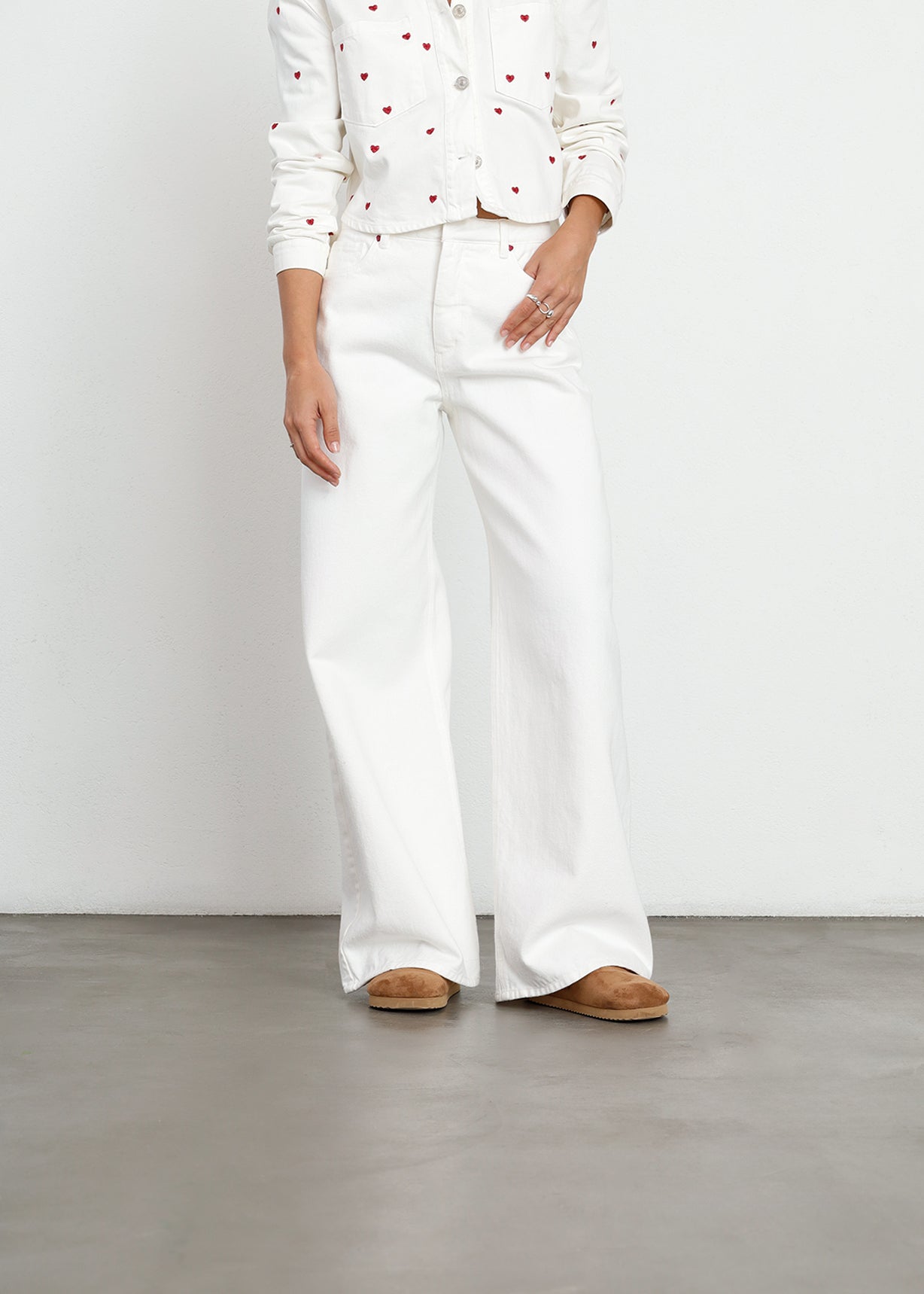 Jean Wide Leg con mini corazones - Crudo 14_491H334_CRU111001_0