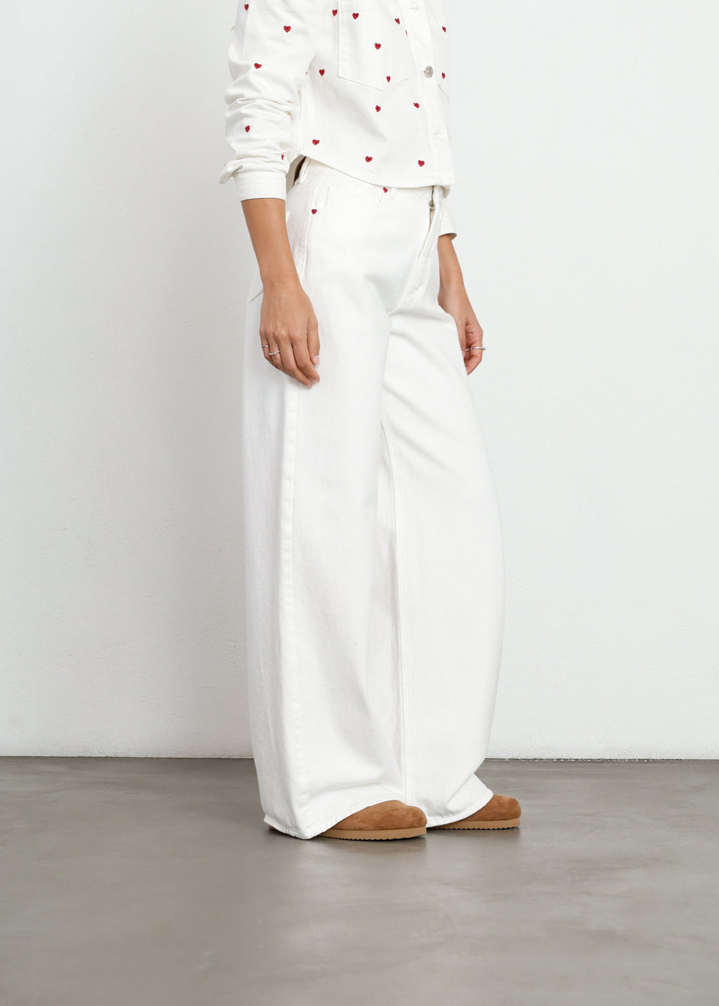 Jean Wide Leg con mini corazones - Crudo 14_491H334_CRU111001_3