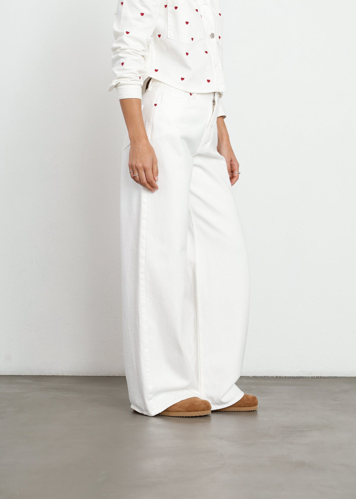 Jean Wide Leg con mini corazones - Crudo 14_491H334_CRU111001_3