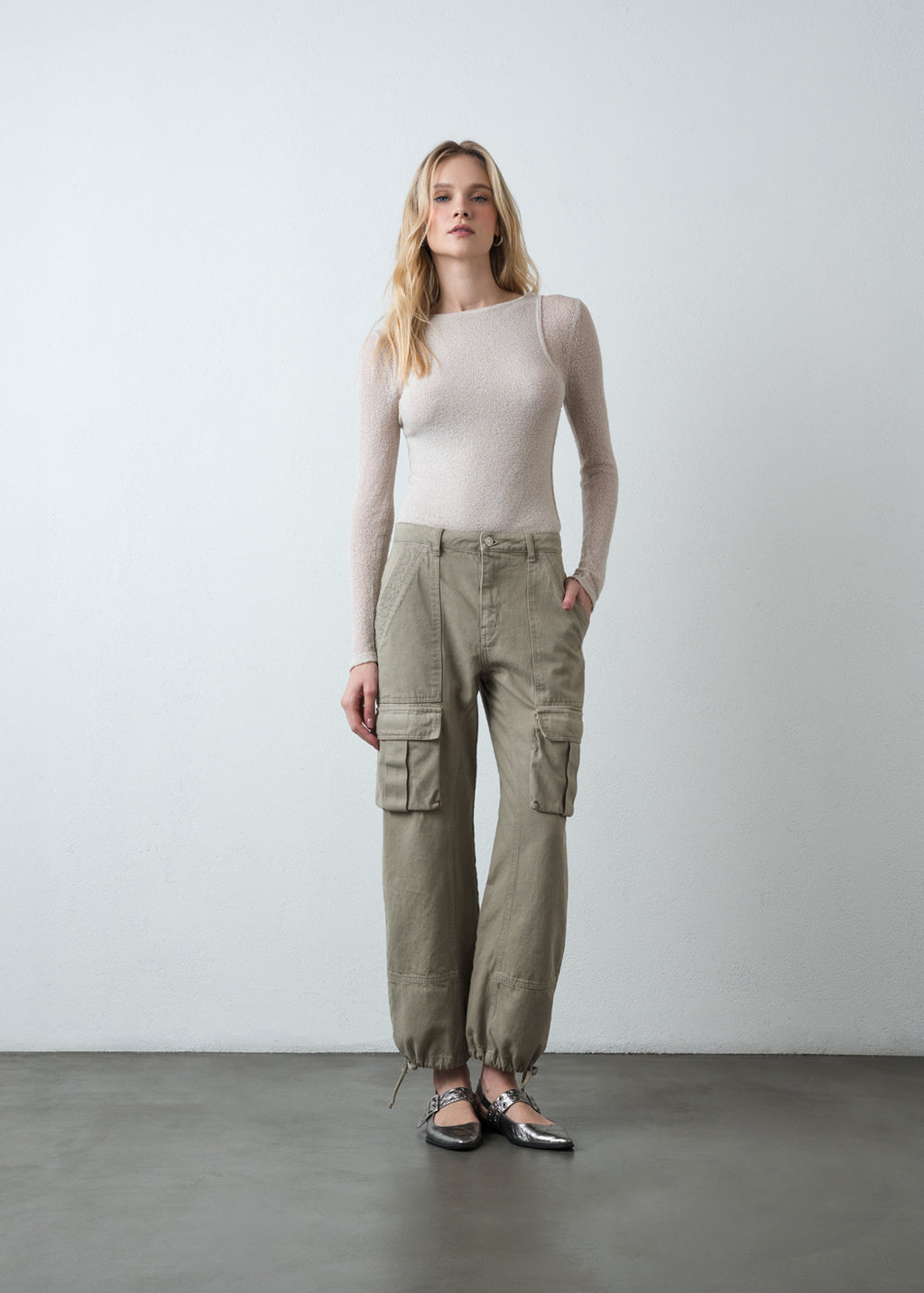Jean Baggy tiro medio tipo cargo - Gris 14_492G377_GRI161107_3