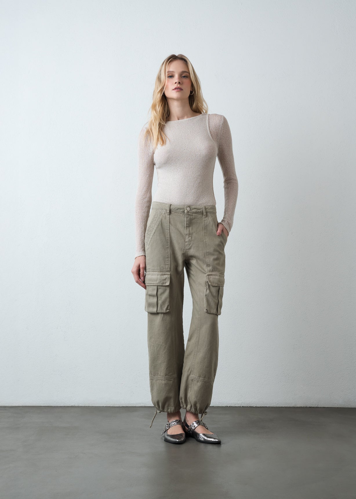 Jean Baggy tiro medio tipo cargo - Gris 14_492G377_GRI161107_3