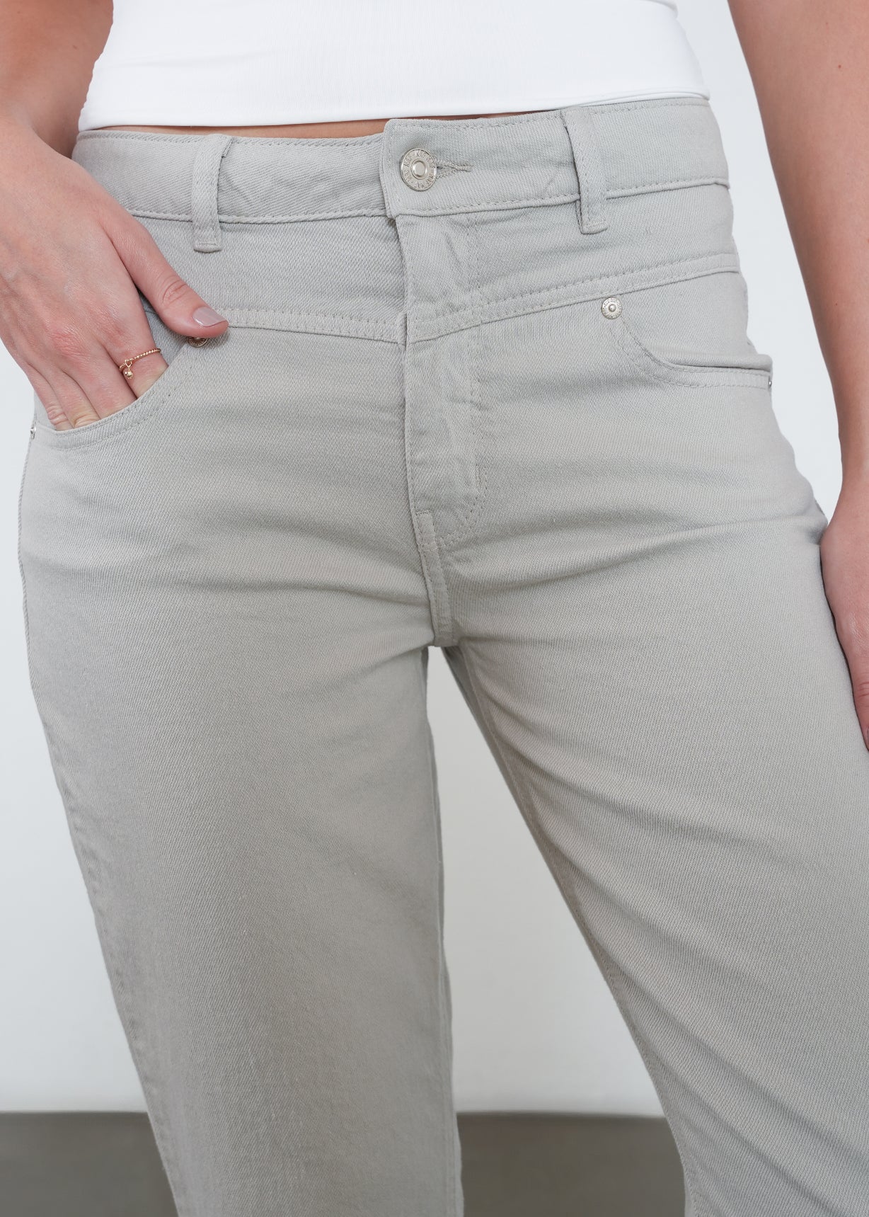 Jean Mom con bota recta - Gris 14_492H001_GRI144804_4