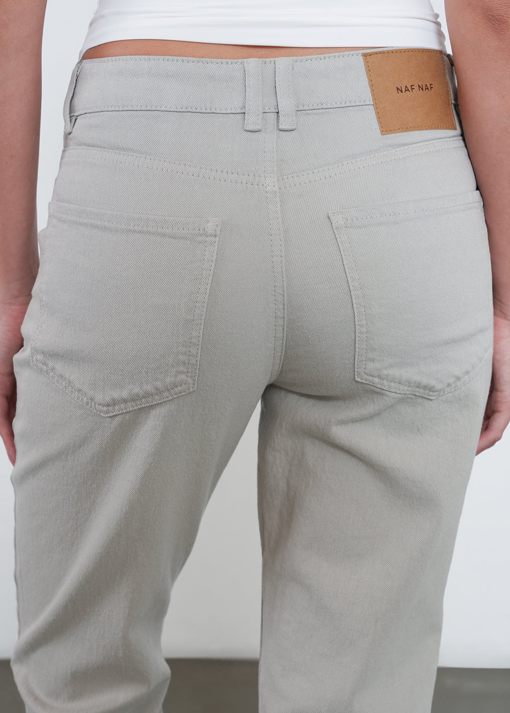 Jean Mom con bota recta - Gris 14_492H001_GRI144804_6