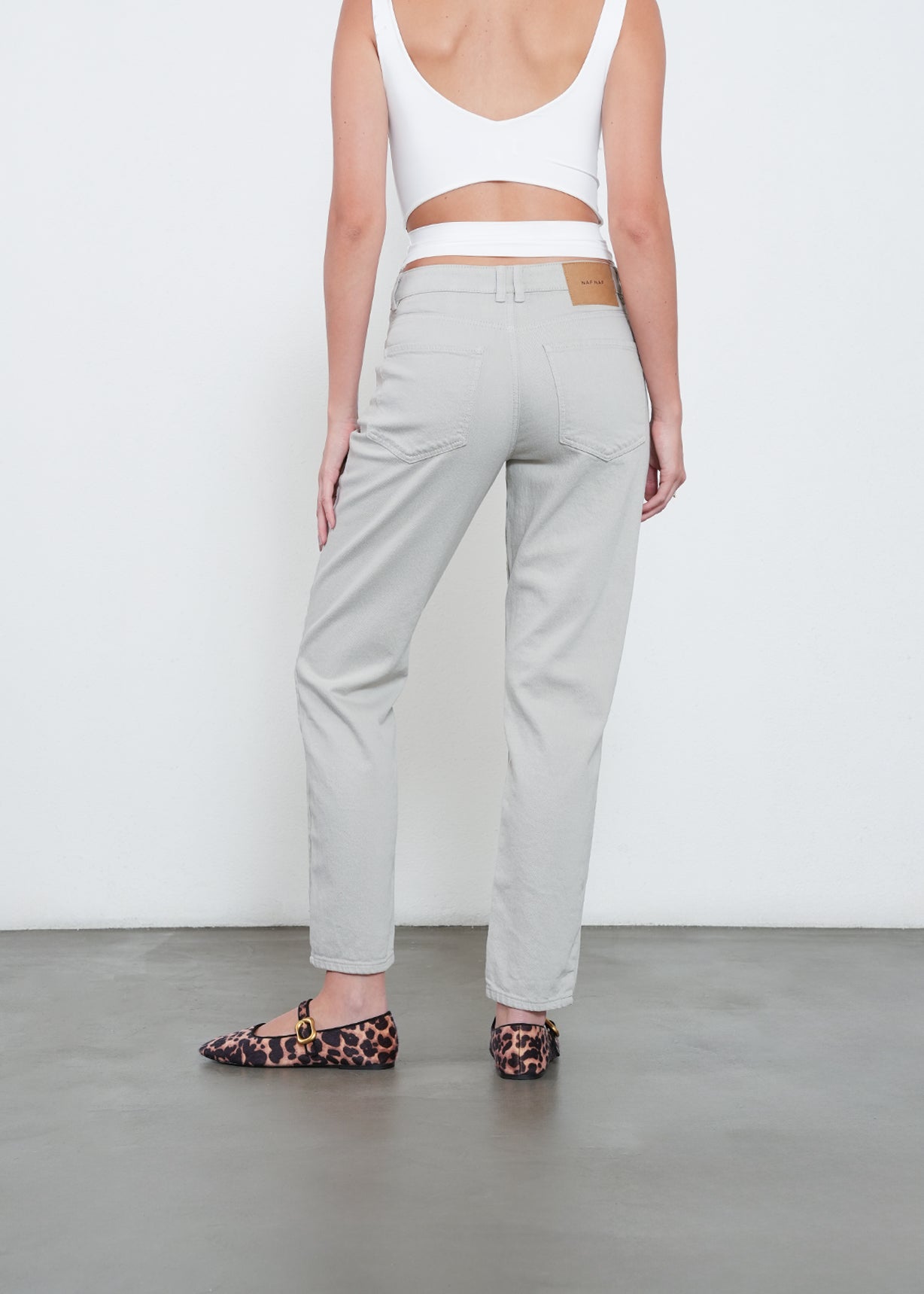 Jean Mom con bota recta - Gris 14_492H001_GRI144804_7