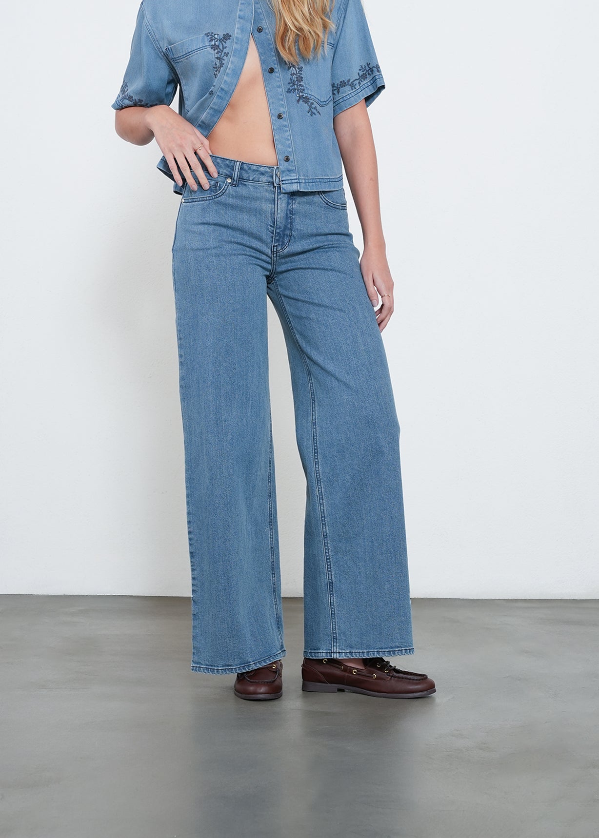 Jean Wide Leg con bordado en bolsillo - Azul 14_492H002_AZU183928_0