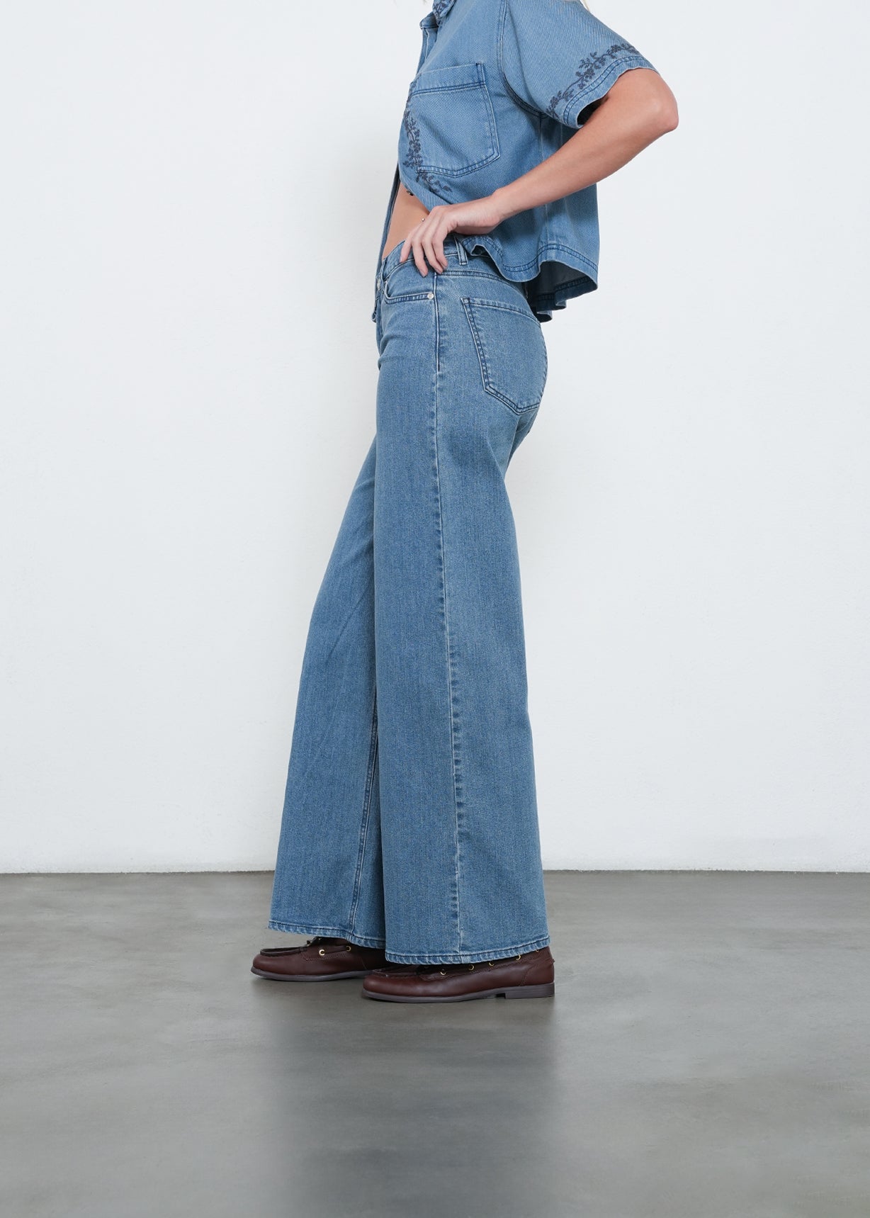 Jean Wide Leg con bordado en bolsillo - Azul 14_492H002_AZU183928_5