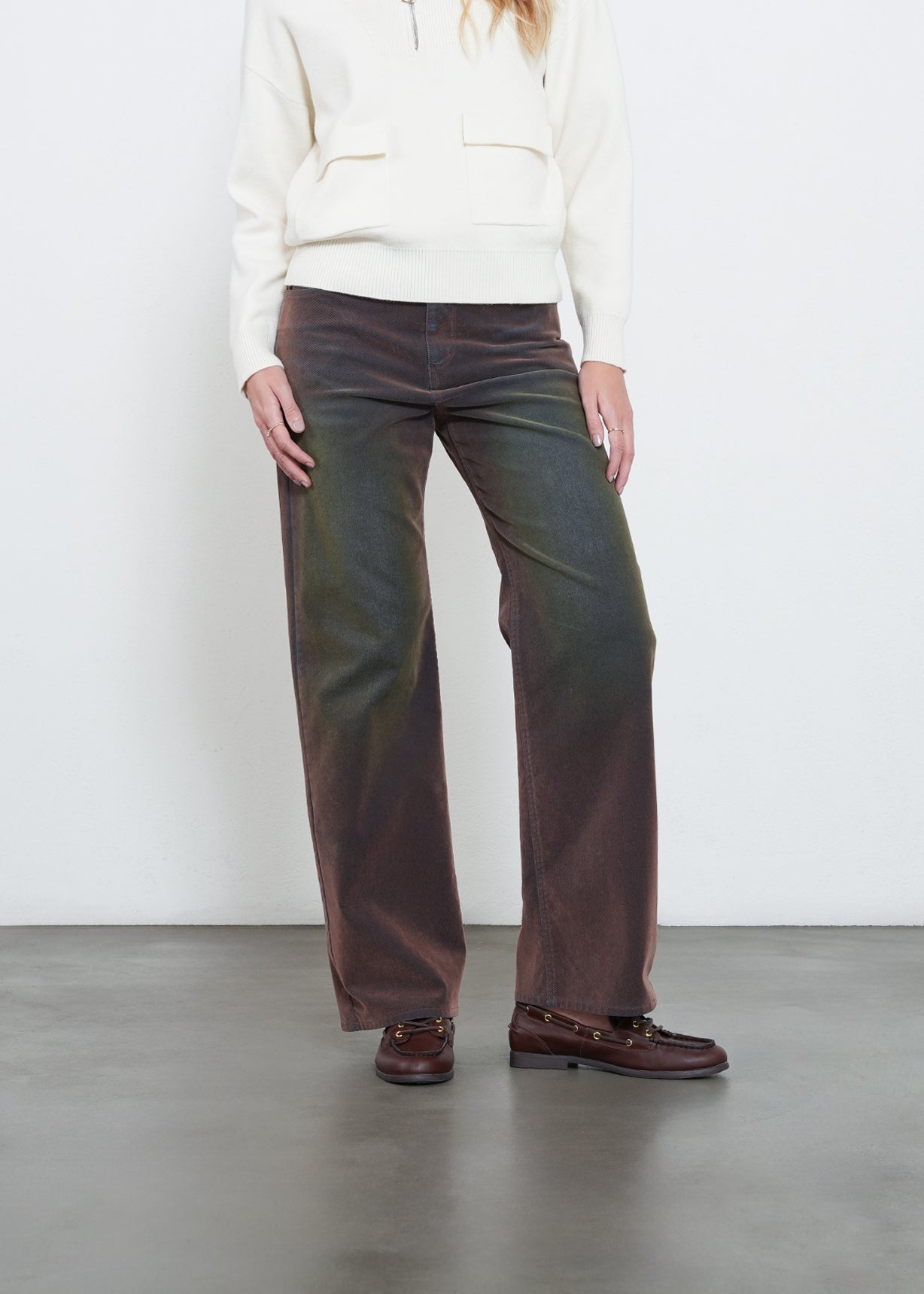 Jean Straight con efecto de color - Café 14_492H309_CAF171143_0