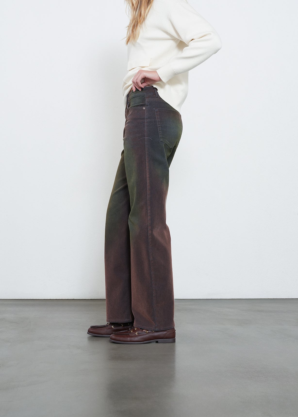 Jean Straight con efecto de color - Café 14_492H309_CAF171143_5