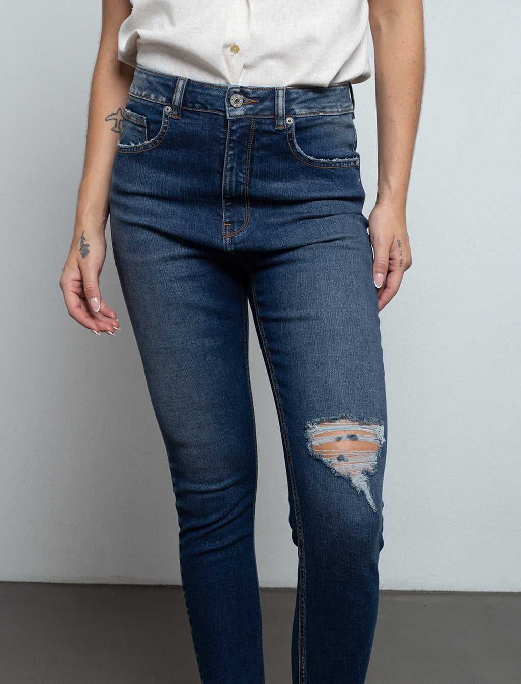 Jean con rotos y desgastes - Azul 14_493E025_AZU183928_0