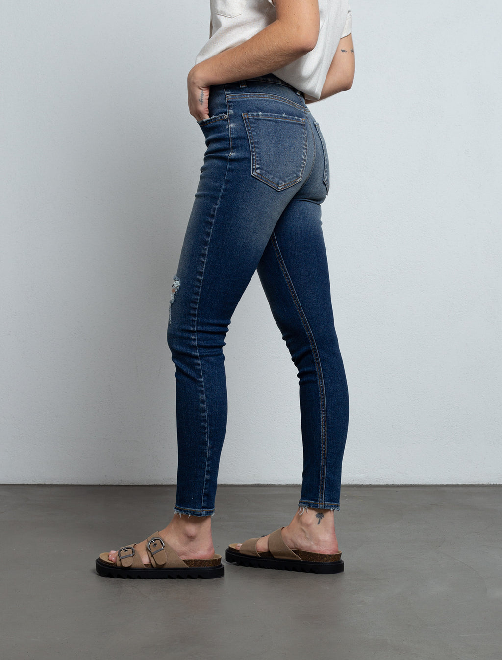 Jean con rotos y desgastes - Azul 14_493E025_AZU183928_5