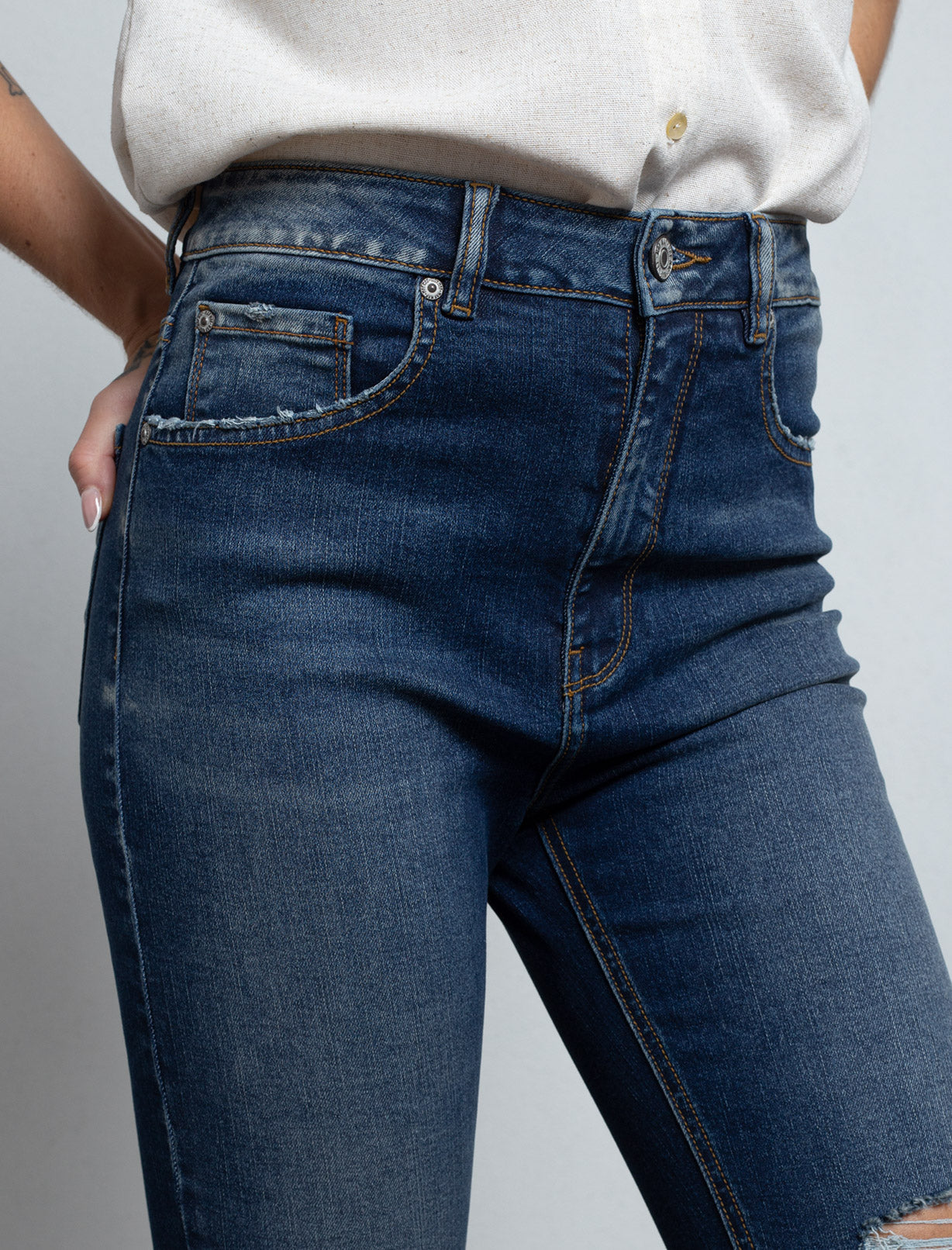 Jean con rotos y desgastes - Azul 14_493E025_AZU183928_6