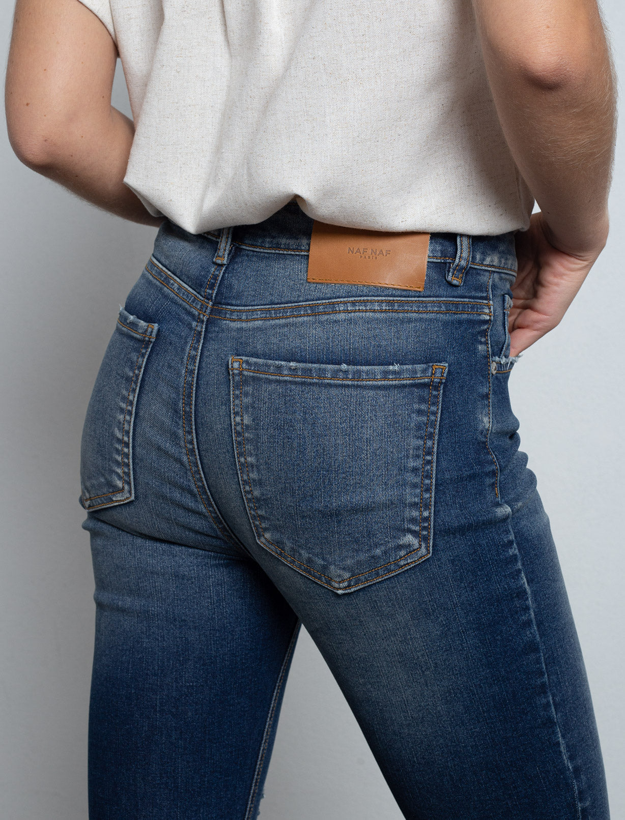 Jean con rotos y desgastes - Azul 14_493E025_AZU183928_7