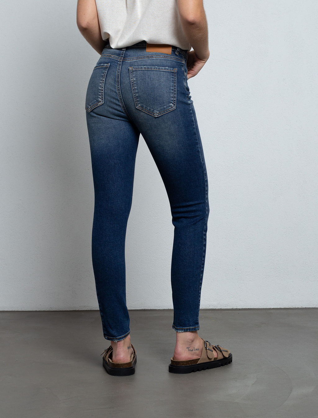 Jean con rotos y desgastes - Azul 14_493E025_AZU183928_8