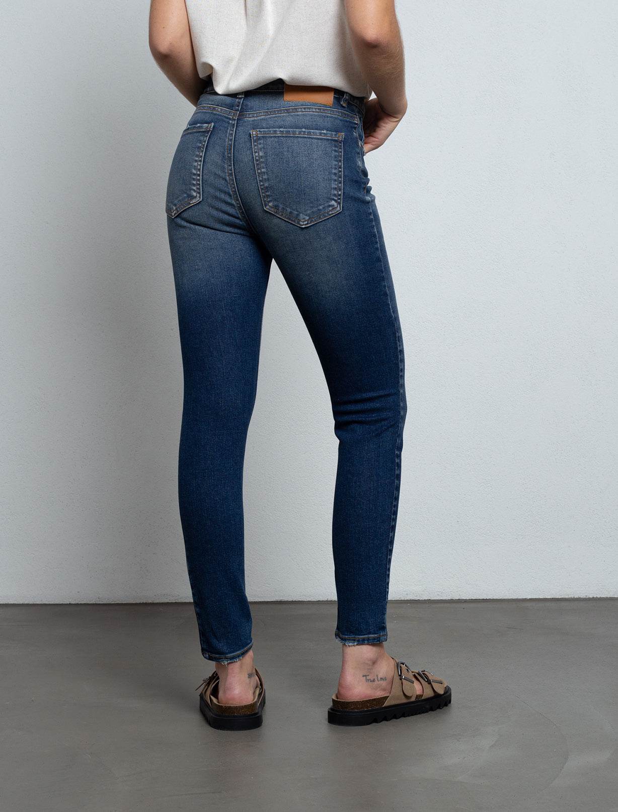 Jean con rotos y desgastes - Azul 14_493E025_AZU183928_8