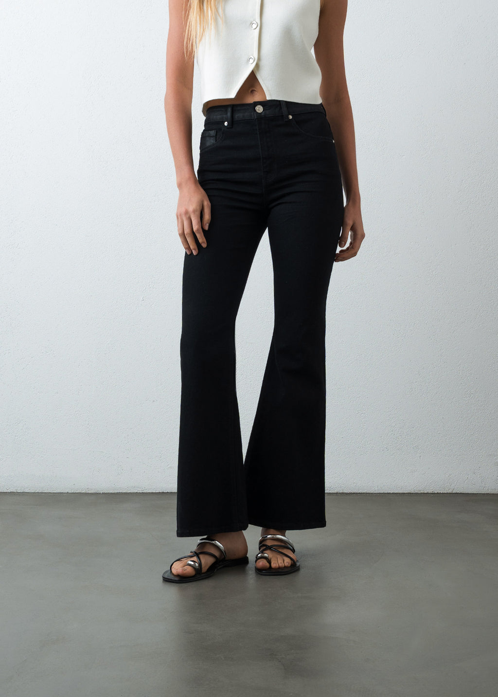 Jean Flare en black denim - Negro 14_493G005_NEG193909_0
