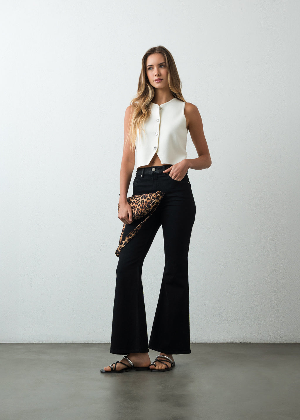 Jean Flare en black denim - Negro 14_493G005_NEG193909_3