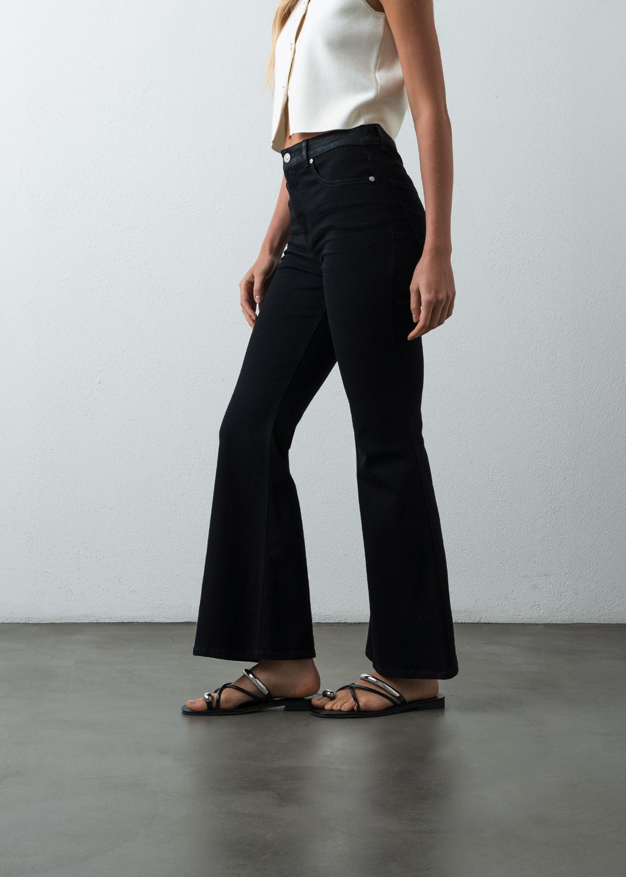 Jean Flare en black denim - Negro 14_493G005_NEG193909_4