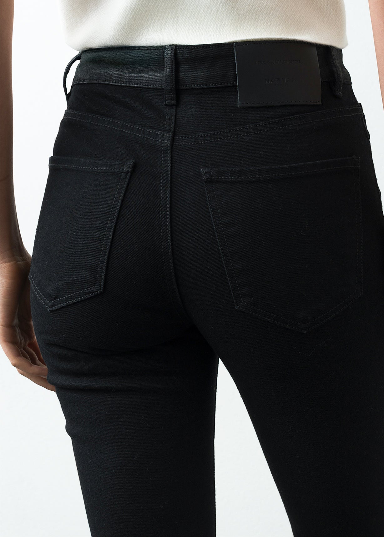 Jean Flare en black denim - Negro 14_493G005_NEG193909_5