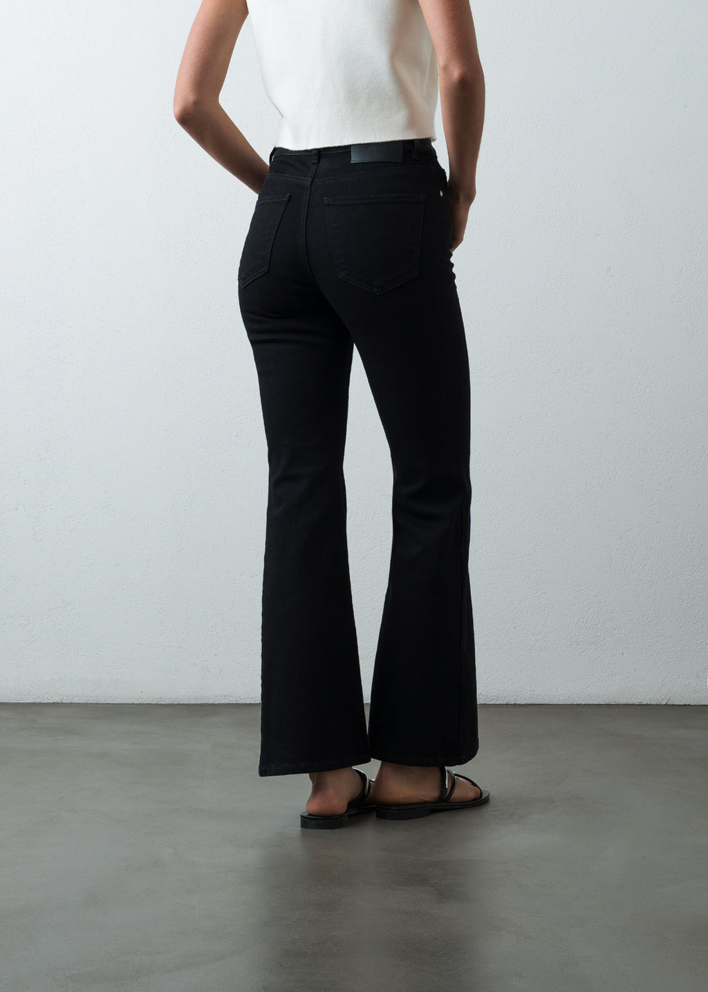 Jean Flare en black denim - Negro 14_493G005_NEG193909_6