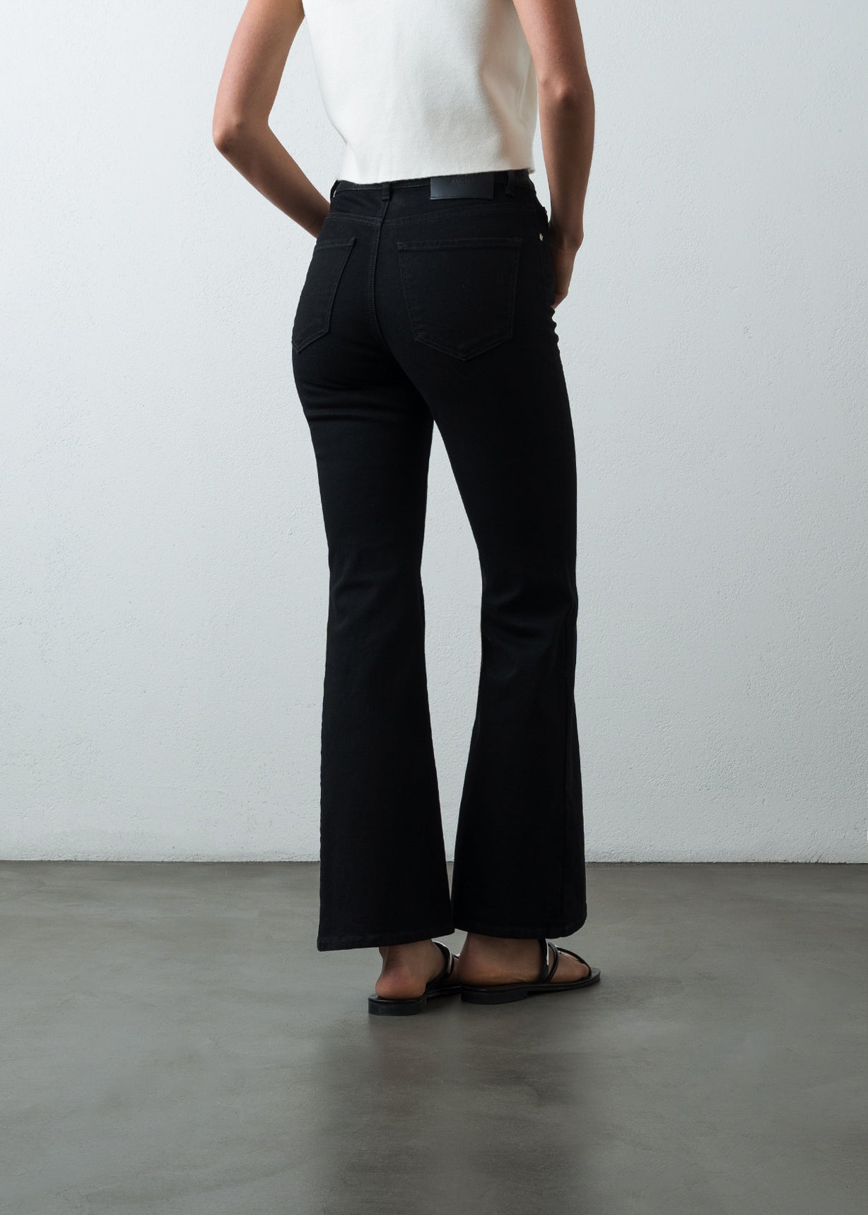 Jean Flare en black denim - Negro 14_493G005_NEG193909_6