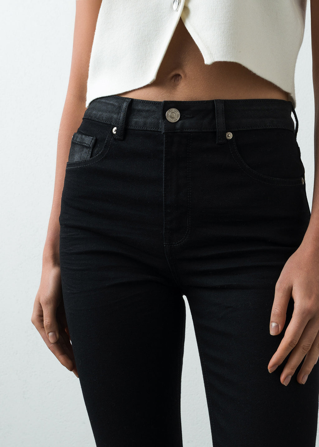 Jean Flare en black denim - Negro 14_493G005_NEG193909_7
