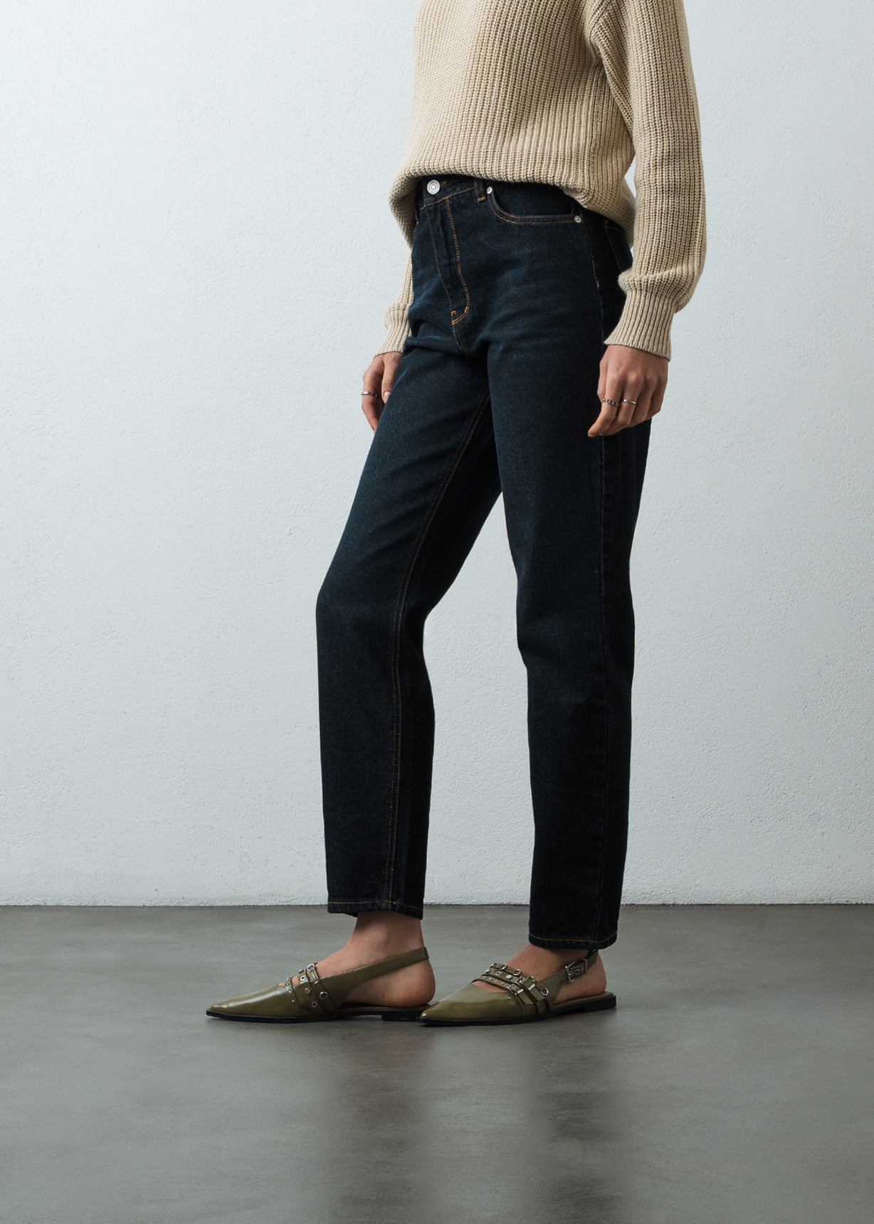 Jean Mom tiro medio tono oscuro - Azul 14_493G302_AZU183928_5
