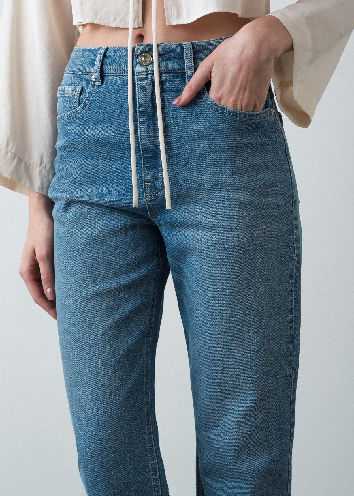 Jean Mom tiro alto de largo cropped - Azul 14_493G304_AZU183928_4