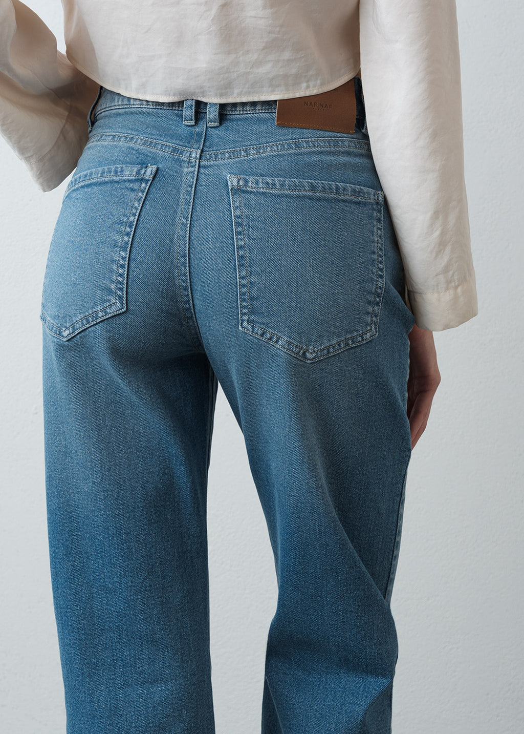 Jean Mom tiro alto de largo cropped - Azul 14_493G304_AZU183928_6