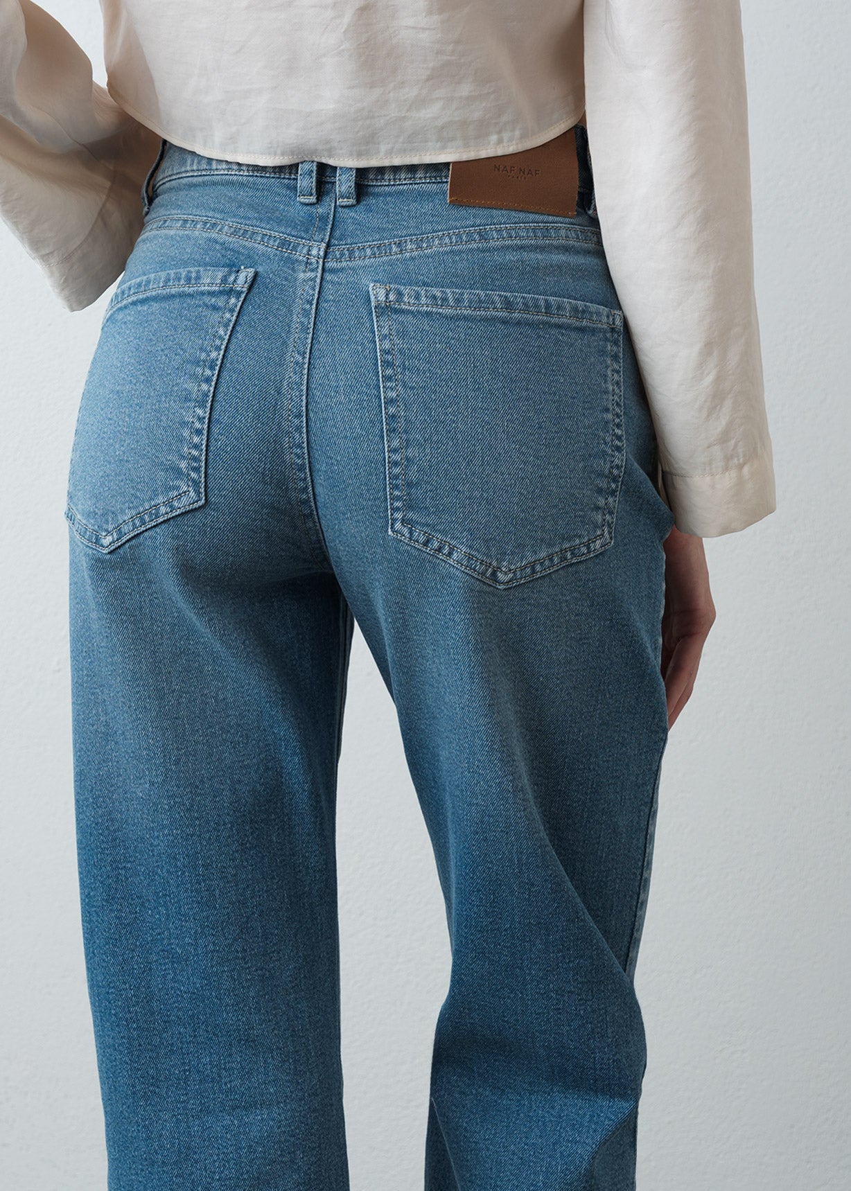 Jean Mom tiro alto de largo cropped - Azul 14_493G304_AZU183928_6