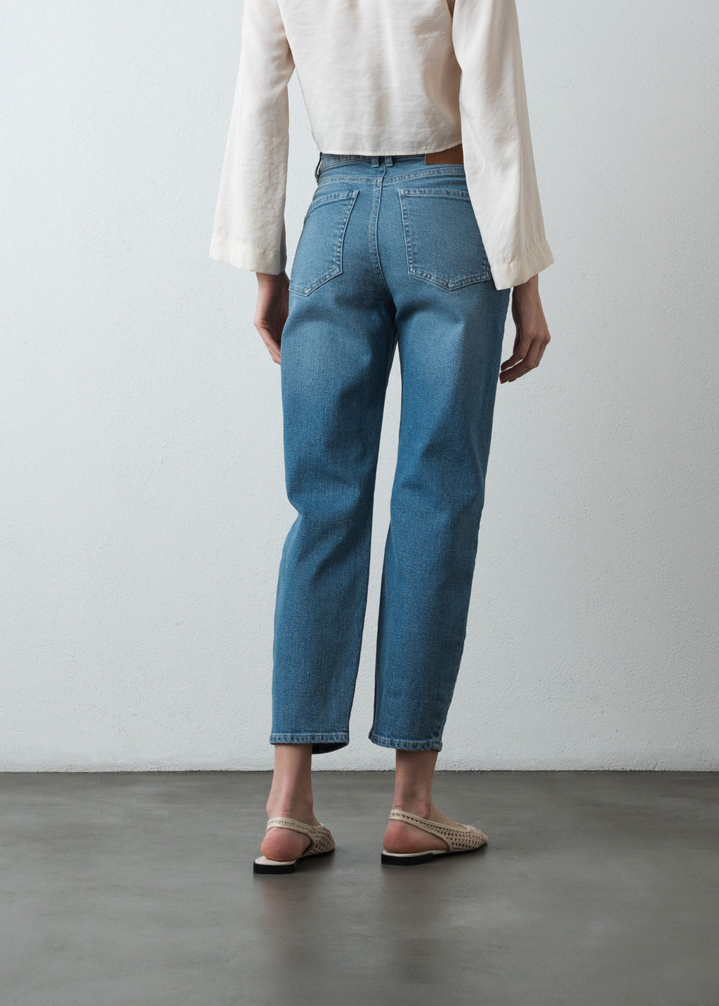 Jean Mom tiro alto de largo cropped - Azul 14_493G304_AZU183928_7